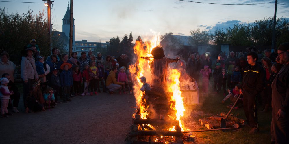 Pálení čarodějnic a stavěni mája