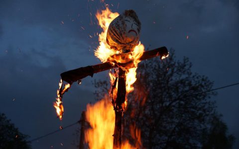 PÁLENÍ ČARODĚJNIC A STAVĚNÍ MÁJA