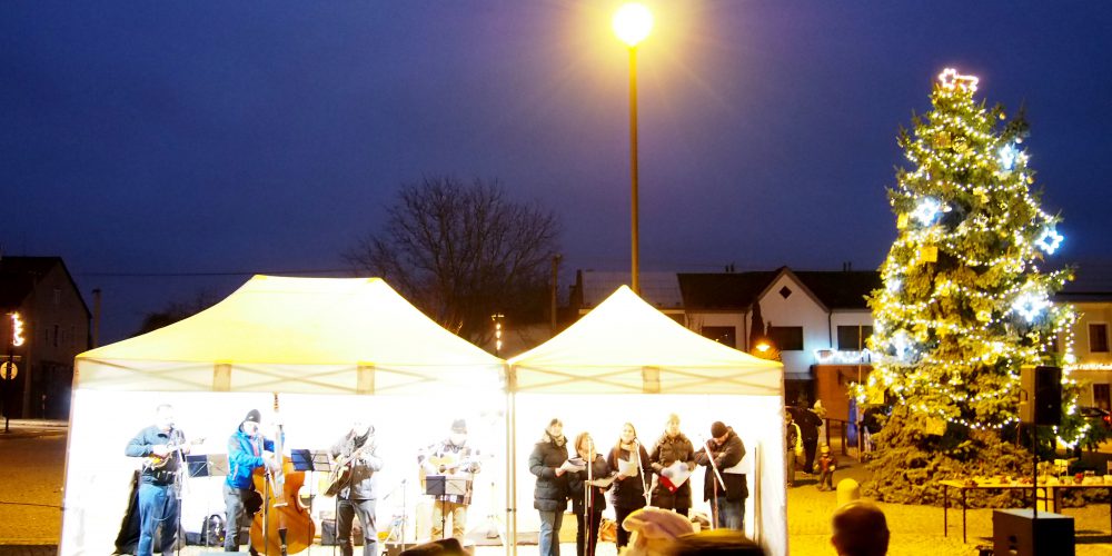 Zpívání u vánočního stromu